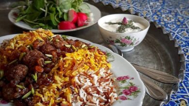 دستور تهیه رشته‌پلو با خرما و کشمش، سحری گرم و مقوی