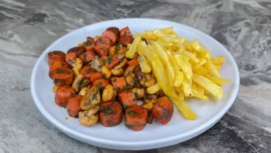 طرز تهیه خوراک سوسیس، قارچ و سیب زمینی سرخ کرده