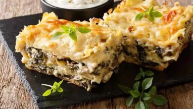 طرز تهیه لازانیای مرغ و ریحان با قارچ و سس بشامل